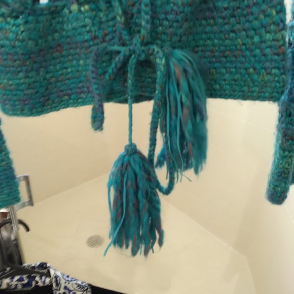 BEAUTIFUL BLUE GREEN SWEATER WITH TASSEL TIE AND HOOK CLOSURES - Picture 5 of 6